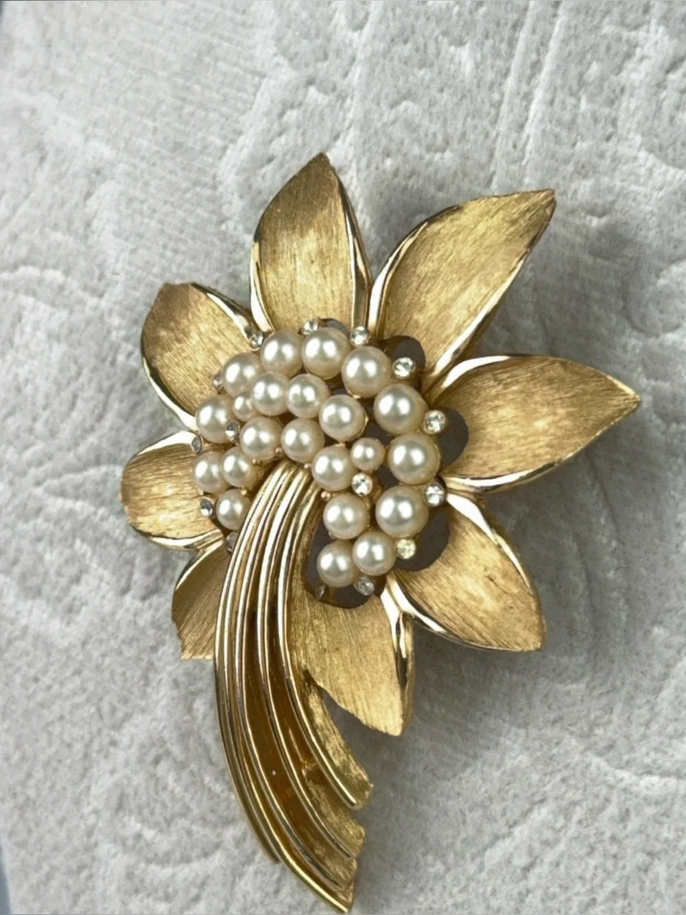 Vintage Trifari Gold-tone Flower Brooch Faux Pearls & Rhinestone